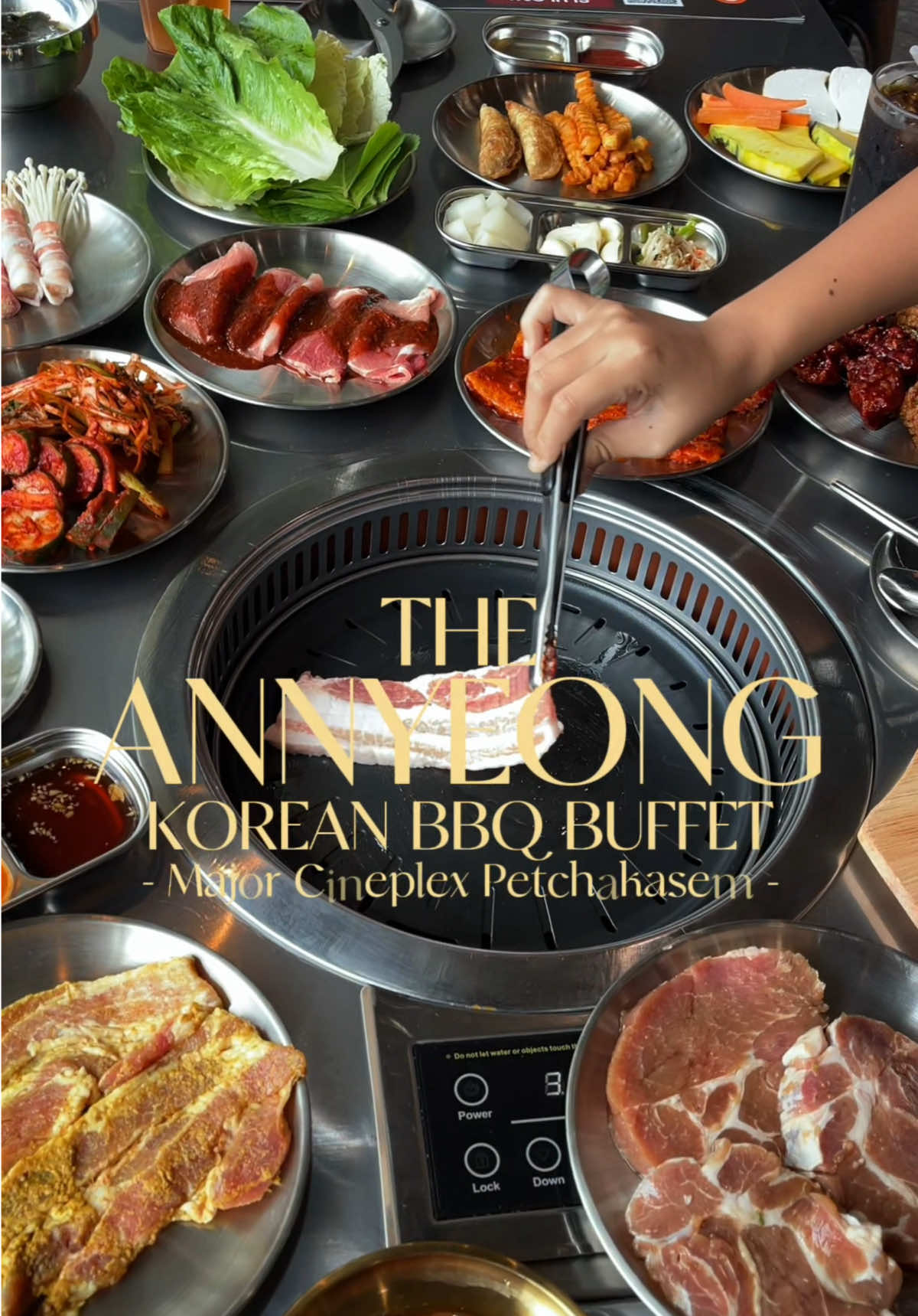 ชาวเพชรเกษม พุ่งตัวมานี่เลย 🥩🥓 เดอะอันยอง บาร์บีคิว บุฟเฟ่ต์ มาเปิดสาขาใหม่ที่ Major Cineplex Petchakasem บอกเลยว่าวัตถุดิบ อาหาร ต่างๆจัดหนัก จัดเต็ม เหมือนเคย สายปิ้งย่างเกาหลีรู้กันดีว่า จะพลาดร้านนี้ไม่ได้เด็ดขาด อร่อย เด็ด คุ้มค่า แน่นอน 😋🥘🍲🍱  คุ้มสุดๆเพียง 379.- ทานได้ไม่อั้นครบทุกเมนู ไม่มีบวกเพิ่ม ไม่จำกัดเวลา มาสั่งกันให้เต็มที่ ทั้งเนื้อหมู เนื้อไก่ หนังหมู สามชั้น และยังมีเมนูในไลน์บุฟเฟ่ต์อีกมากมายที่เดอะอันยอง บาร์บีคิว บุฟเฟ่ต์ ทั้ง 4 สาขา 🥩🥓🥙 ✨ มา 2 ท่านขึ้นไปไม่จำกัดเวลา / มา 1 ท่านจำกัดเวลา 90 นาที ✨ราคารวมน้ำรีฟิลและไอศกรีมแล้ว 🥤🍦 👨🏻ผู้ใหญ่ 379.-  👴🏻ผู้สูงอายุ 259.- (อายุ 65 ปีขึ้นไป/โชว์บัตรประชนตัวจริงให้น้องพนักงานดูด้วยนะคะ) 👧🏻เด็ก 194.- (ความสูง 101 - 130 cm)  👶🏻เด็กความสูง ต่ำกว่า 100 cm ทานฟรี ‐--------------------------------------------- ✨สาขาที่ 1 🏢 The Nine ติวานนท์ ⏰ เปิดให้บริการทุกวัน ตั้งแต่เวลา 11:30 - 23:00 น. (last order 22:00น.) ☎️ สอบถามข้อมูลเพิ่มเติมโทร :  02 056 8334 ✨ สาขาที่ 2 🏢 Tonsak Corner สนามบินน้ำ ⏰ เปิดให้บริการทุกวัน ตั้งแต่เวลา 11:30 - 23:00 น. (last order 22:00น.) ☎️ สอบถามข้อมูลเพิ่มเติมโทร : 02 056 8335 ✨ สาขาที่ 3 🏢 Paradise Park ศรีนครินทร์  ⏰ เปิดให้บริการจันทร์-ศุกร์ > 10:30 - 22:00 น. / เสาร์-อาทิตย์ > 10:00 - 22:00 น.  (สั่งอาหารได้ถึง 21.00 น.) ☎️ สอบถามข้อมูลเพิ่มเติมโทร : 02 853 9903 ✨ สาขาที่ 4 🏢 เมเจอร์ซีนีเพล็กซ์ เพชรเกษม ⏰ เปิดให้บริการทุกวัน ตั้งแต่เวลา 11:30 - 23:00 น. (last order 22:00น.) ☎️ สอบถามข้อมูลเพิ่มเติมโทร : 02 165 0060 #เดอะอันยองบาร์บีคิว #ปิ้งย่างเกาหลีบุฟเฟ่ต์ #บุฟเฟ่ต์เกาหลี #บุฟเฟ่ต์ไม่จำกัดเวลา #บุฟเฟ่ต์ปิ้งย่าง #อาหารเกาหลีบุฟเฟ่ต์ #ในแบบเราสองคน #หนุนพากิน 