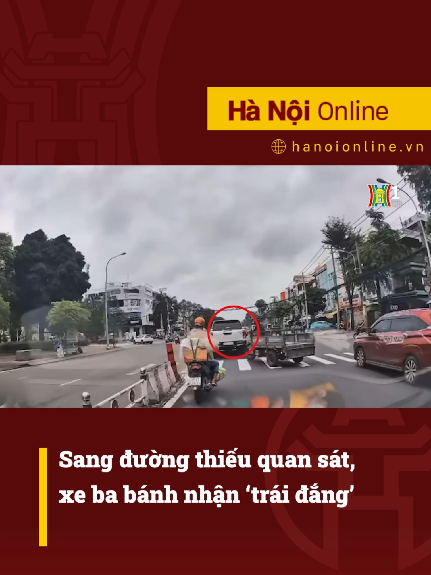 Chỉ vì cố tình sang đường, xe ba bánh tự chế đã bị ô tô hất đổ. #htvdaihanoi #tiktoknews #tainangiaothong #xebabanh #giaothong