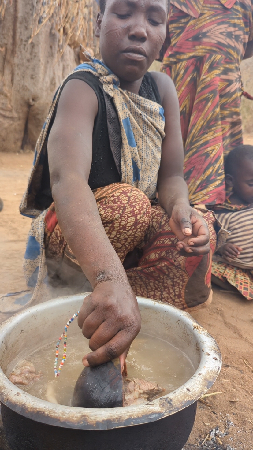 Wow,,🔥 it's beautiful woman cooking lunch very delicious 😋 Soup hadzabe tribe Family Enjoying.