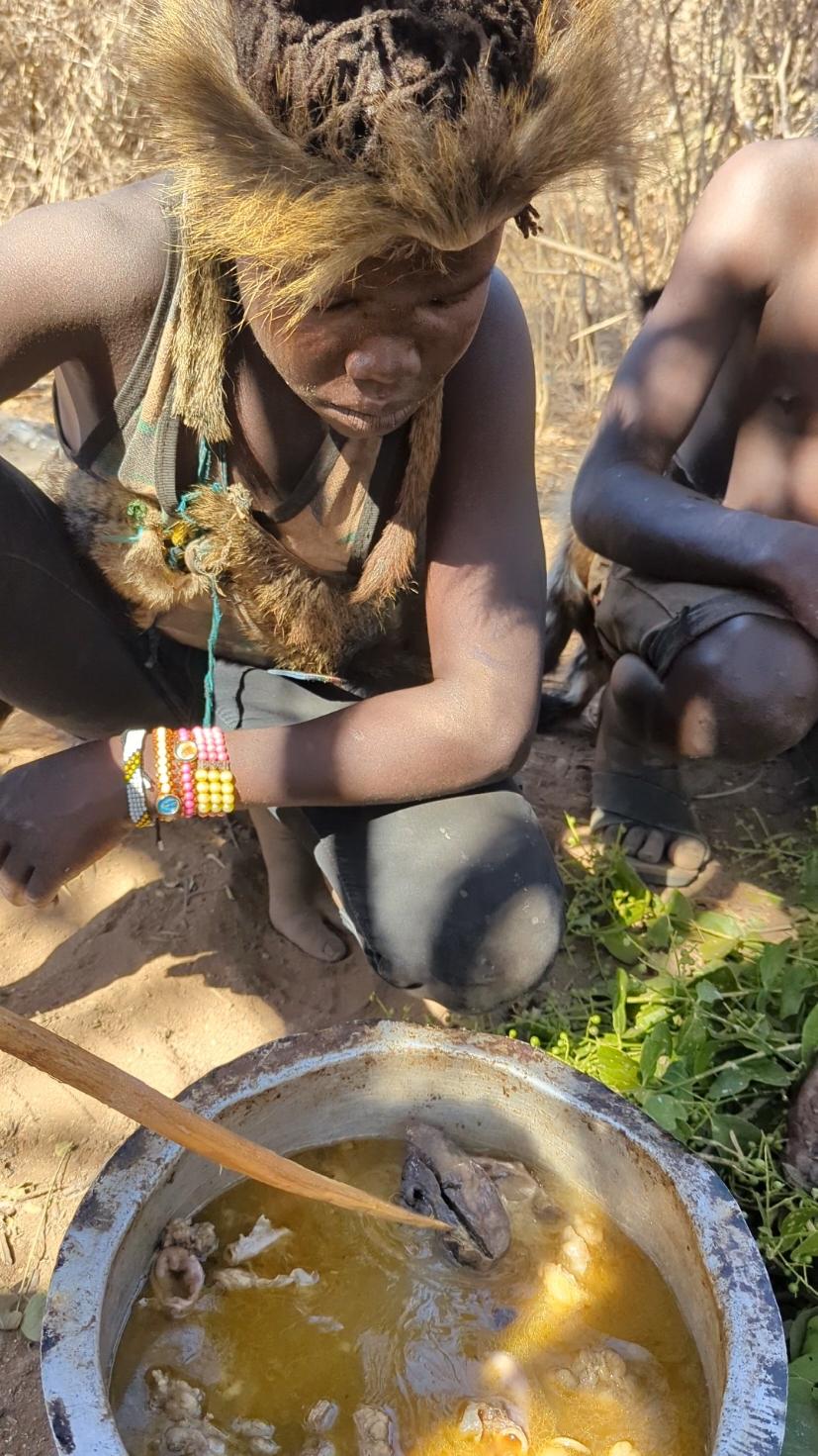 Hadzabe tribe Lunchtime🥰 very delicious food #bushmen #culture #traditional 