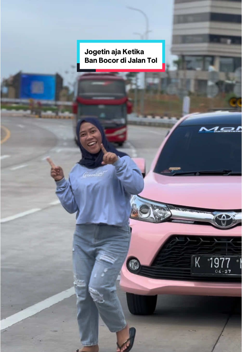 Moment pertama istriku bisa ganti ban saat ban MoMoy bocor di tol ❤️ #Basuri #reaim #impact #momoy