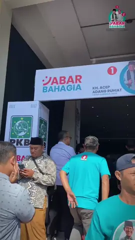 Ribuan warga Sumedang sambut KH Acep-Gita dengan teriakan menangkan Jabar Bahagia.  Jangan lupa bahagia 💓 #Jabarbahagia #pilkadajabar #aslina #subang  #acepadanggubernurjabar #gitakdiwagubjabar  #politik  #bandung #acepadang #gita #acepadang #gitakdi #pilgubjabar  #kekerasanperempuan  #kartubahagia #indekskebahagiaan #bahagia #subang @Acep Adang Ruhiat @Gitalis Indonesia 