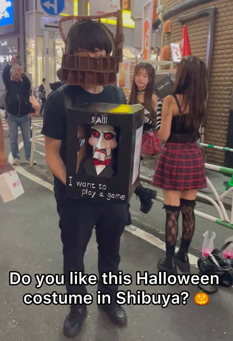 Do you like this Halloween costume in Shibuya? 😂 🎃 #shibuya #japan #japaneseculture #渋谷 #東京 #日本 #halloween #ハロウィン #sawmovie 