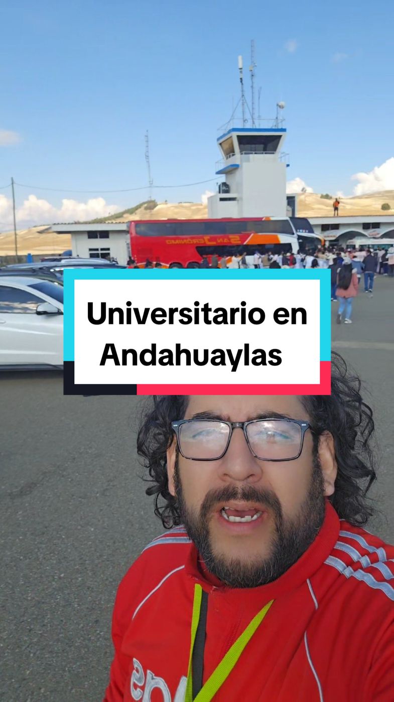 Llegada Universitario Andahuaylas #universitariodedeportes #macorro2024 #centenariocrema