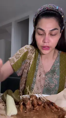 Makan Sate Ayam Lontong (cr: Katty Butterfly) #sateayam #lontong #sateayamlontong #sate #sateayambumbukacang #kattybutterfly #djkattybutterfly 