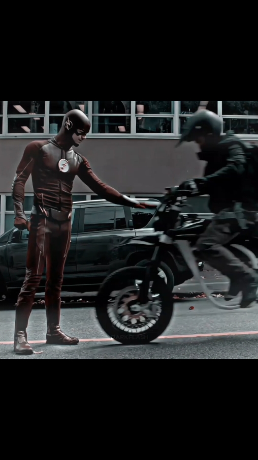 flash detento ladrão de moto facilmente . . . #theflash #theflashcw #theflashedit #barryallen 