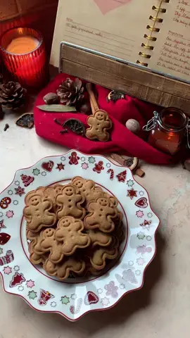 The best gingerbread cookies 🎅🏼⭐️ Find the recipe via the link in my bio! 🎄 Ingredients: 125g unsalted butter (room temp.) 100g brown sugar 3 tbsp honey 1 egg 370g all-purpose flour 1 tsp baking soda 1 tbsp ground ginger 1 tsp ground cinnamon ¼ tsp ground cloves ¼ tsp ground nutmeg ½ tsp salt Instructions: Mix together the butter, brown sugar and honey Add the egg Stir in the dry ingredients (flour, baking soda, ginger, cinnamon, cloves, nutmeg and salt) Refrigerate the dough for at least 30min Preheat oven to 180°C Roll out the dough and cut the gingerbread cookies using cookie cutter of your choice Transfer gingerbread cookies onto a baking sheet lined with parchment paper Bake at 180°C for 10 to 12min Let the gingerbread cookies sit on the baking sheet for 5 minutes before transferring them to a wire rack to cool completely Enjoy ❤️ #christmas #gingerbread #gingerbreadcookies #christmasbaking #baking #cookies #Recipe #EasyRecipe #christmascountdown #cookierecipe 