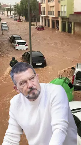 ANTONIO Banderas ESTALLA!💥 Exige ayuda URGENTE para Valencia tras la DANA🚁 Antonio Banderas ha expresado su malestar en redes sociales por cómo se ha manejado la situación en Valencia tras la catástrofe. En el mensaje, el actor se dirige a los políticos preguntando: “¿Por qué no envían helicópteros del ejército con comida, agua y medicinas a los pueblos valencianos afectados por la DANA?” #antoniobanderas #actorespañol #actor #hollywood #hollywoodactor #curiosidades #famosos #noticias #noticiasdelespectáculo #celebridades