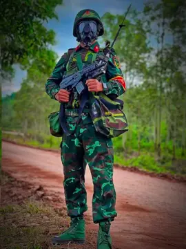:Oách xà lách vô cùng 🗣️🗣️🗣️, Sĩ quan thông tin của Quân đội Nhân dân Việt Nam tạo dáng với tiểu liên STV022, áo chống đạn AG17 và mặt nạ phòng độc MV5.  #xuhuong #qdndvn #quandoinhandanvietnam #siquanthongtin 