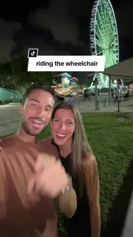 hahaha i love catching these moments on video (also let it be known that hard rock is not a date spot..we had a free dinner to use 🤣) #lyneaandjorge #bilingualcouple #spaniardsinusa #trending #fyp #wheelchair #languagelearning #couplestiktok #bilingualproblems #learnenglish #funny #ferriswheel 