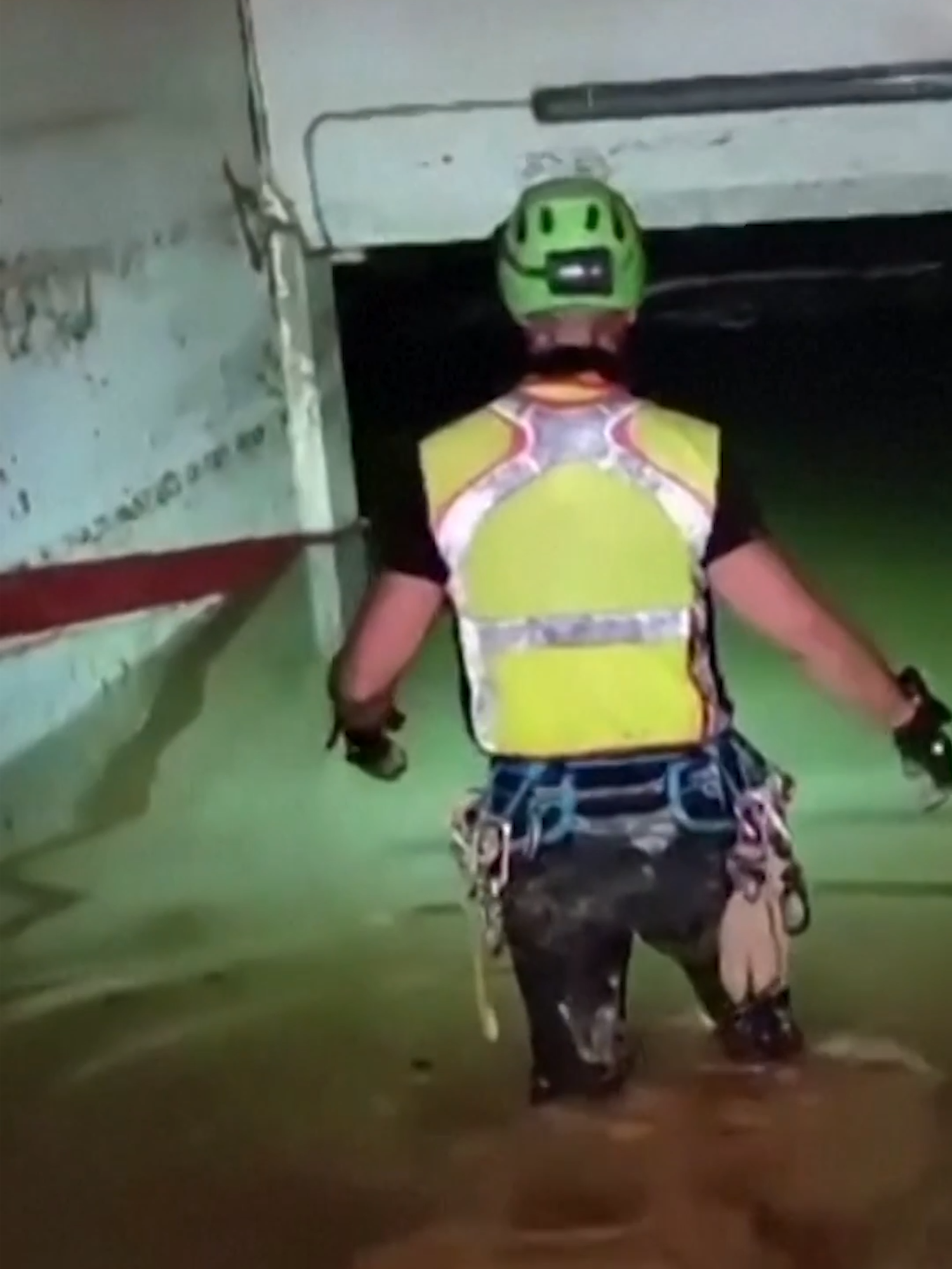 La Guardia Civil española continúa buscando a personas desaparecidas tras las mortales inundaciones en Valencia. #Latinus #InformaciónParaTi