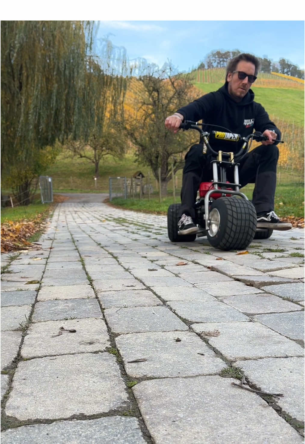 Beste wheelie maschine!  Mit der wheelie bar und dem cvt getriebe lässt sich win wheelie super einfach kontrollieren. Man kann soxh langsam ran tasten und die wheelie bar stück für stück nach oben drehen.  Die 7ps des motors reichen aufgrund der Konstruktion locker aus.  Vorsicht vir scammern! Ich verkaufe kene Fahrzeuge. Zahlt bie geld per paypal freunde pder Banküberweisung!!! •••••••••• #minibike #drifttrikes #pitbike #funride #pocketbike #minimoto #minimoto #diyprojects #moped #mopedtuning #wheelie #selfbuild #minibikelife #reisbrennen #gokartbuild #trike #threewheeler 