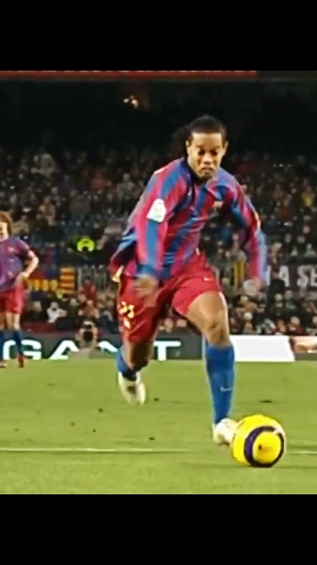 The king Ronaldinho #dribbles #Soccer #Football #Skills #Ronaldinho 