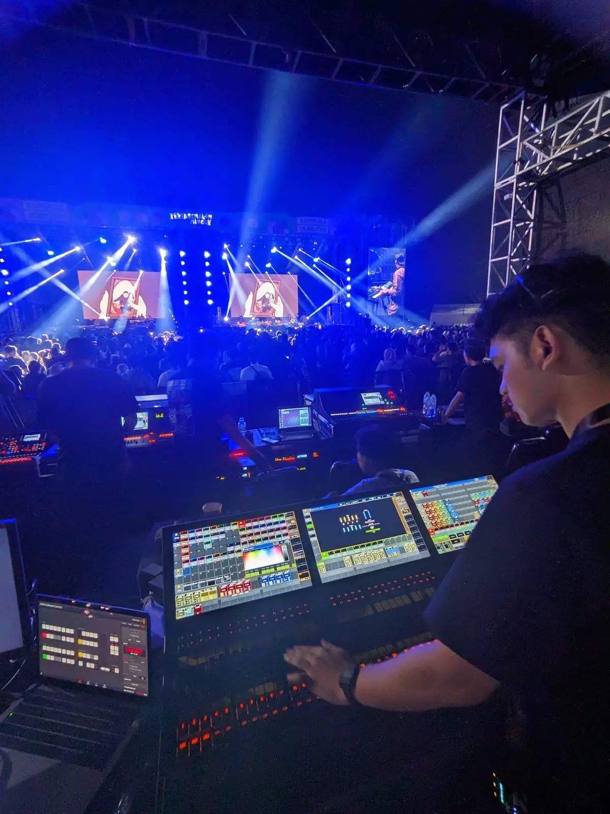 Pada pesta seminggu vol 5 kemarin, kami berkesempatan untuk terlibat dalam project tribute to Didi Kempot. Apa saja yang kami kerjakan? Banyak diantaranya adalah lighting dan show programming. Sungguh momen yang akan selalu kami ingat sepanjang hidup. Terima kasih @Pestasemalamminggu. Terima kasih untuk waktu dan kesempatannya #hookspacelive #hookspace #lightingprogrammer 