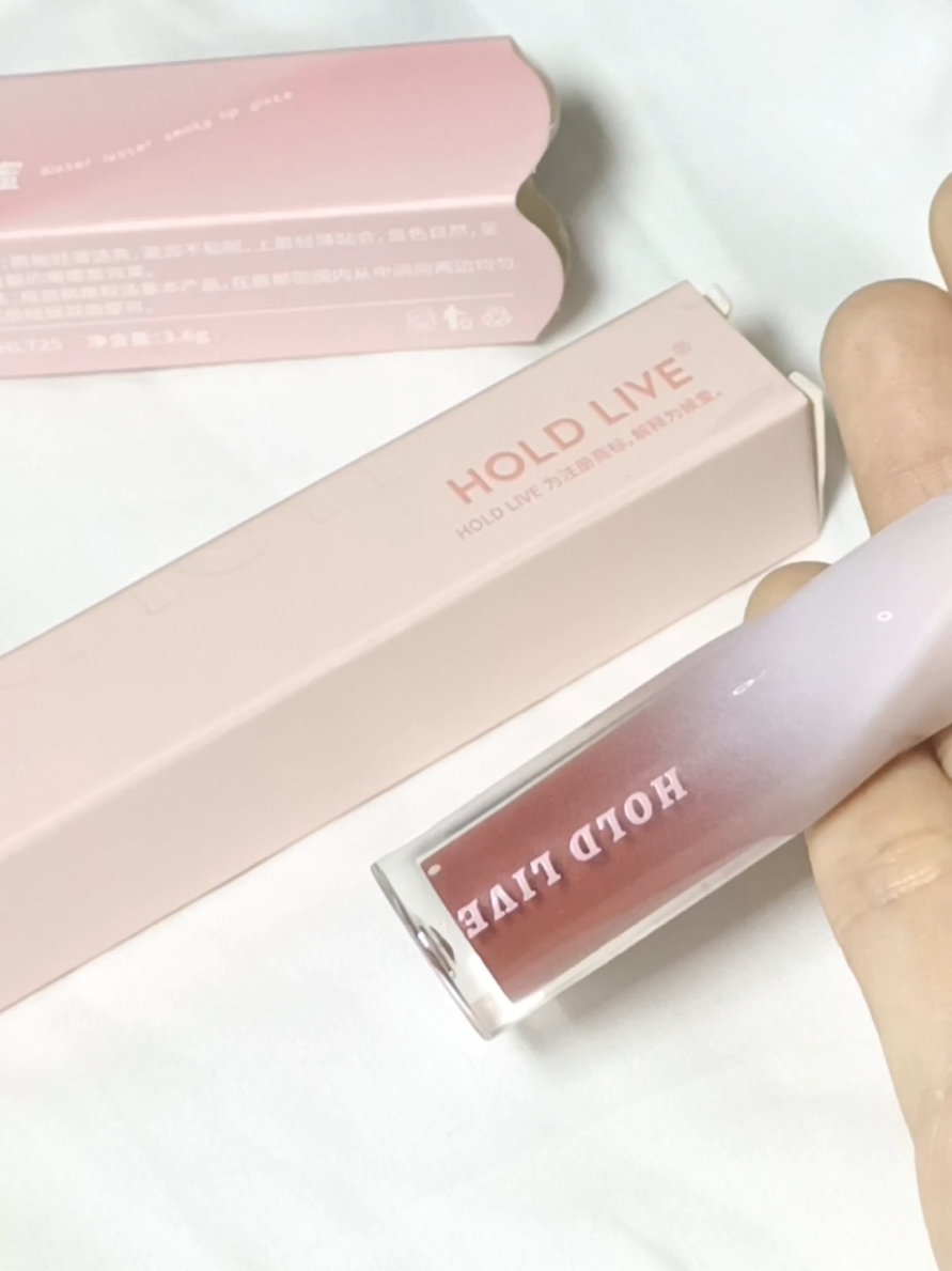 Major cutie alert! The new HOLD LIVE Watery Smoky Lip Glaze is here, and it’s giving all the glossy, soft-girl vibes 💗  ✨ Double 11 deals are gonna be EVERYTHING!  Snag your fav shades now✨ Don’t miss out, besties! 🛒💖  @holdlive_my 💗 #Holdlive #HoldliveMY #makeup #cosmetics #double11  #lipglossgoals #lipstick  #lipgloss #lipglaze #lipproduct  #beauty  #shopeehaul #shopee #girltok #aesthetic #cutie #thcomalaysia 