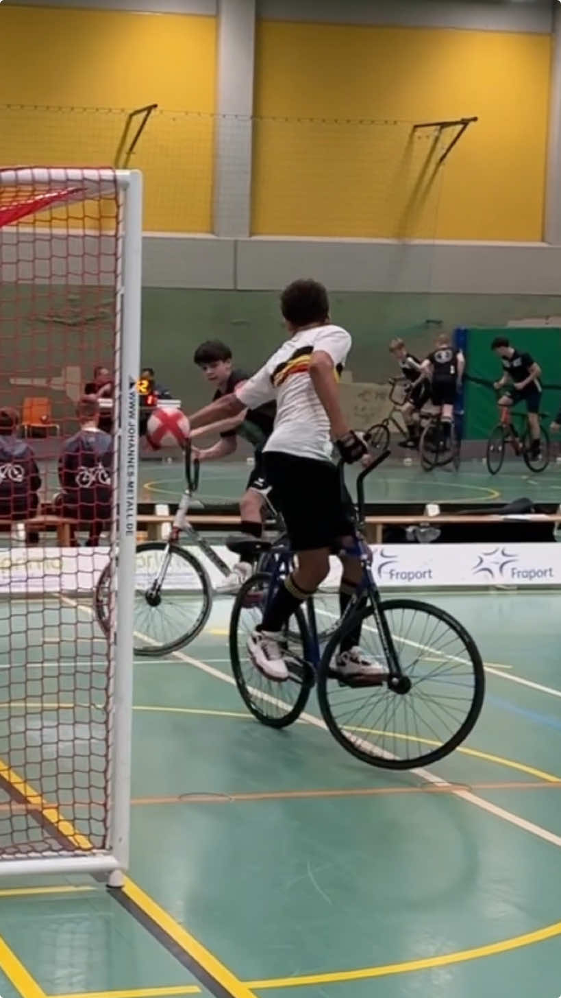 Radball Spielzug mit schnellem Pass zum Tor: Internationaler Massive Wohnbau Cup 2024 #cycleball #tor #velo #spielzug #torschuss #traumpass #viral #radsport #hallenradsport #bicyclekick #challenge #rocketleague 