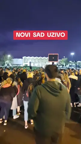 Novosadjani odaju počast stradalima u jucerasnjoj nesreci #fyp #tiktoksrbija #novisad #zeleznickastanica 