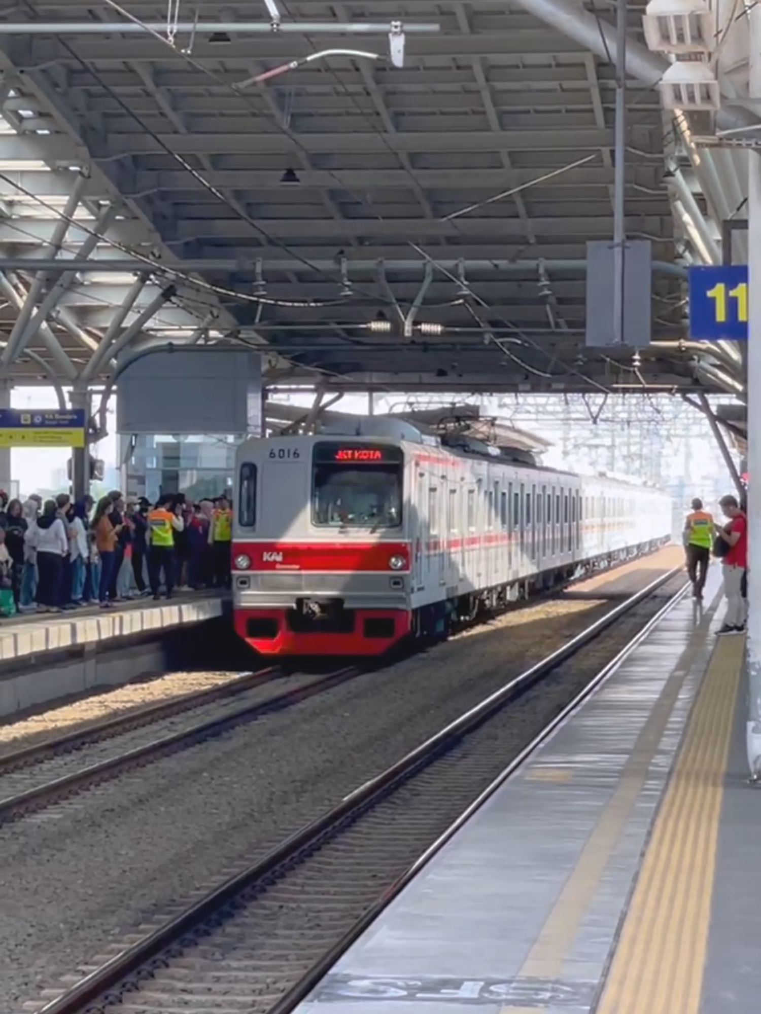 Tokyo Metro 6016F dan Japan Railway 205 - 59F di Stasiun Manggarai.  Peron jalur 9 - 12 Stasiun Manggarai saat ini sangat disukai oleh para fotografi terutama pada pagi dan sore hari di hari libur karena pemandangan kota yang sangat bagus (walaupun lebih sering keliatan polusi sih).  #shorts #reels #reelsvideo #train #stasiunmanggarai #manggarai #vibes #keretacommuterindonesia #krl #night #tokyometro6000 #jr205