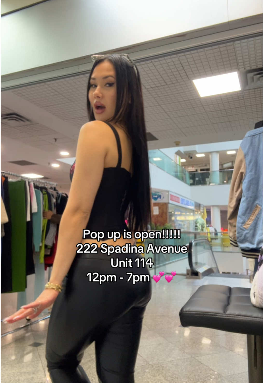 We’re open girlies!!!! Come shop my closet with @DESIGNER VINTAGE + Y2K SHOP 🎀 💕💕