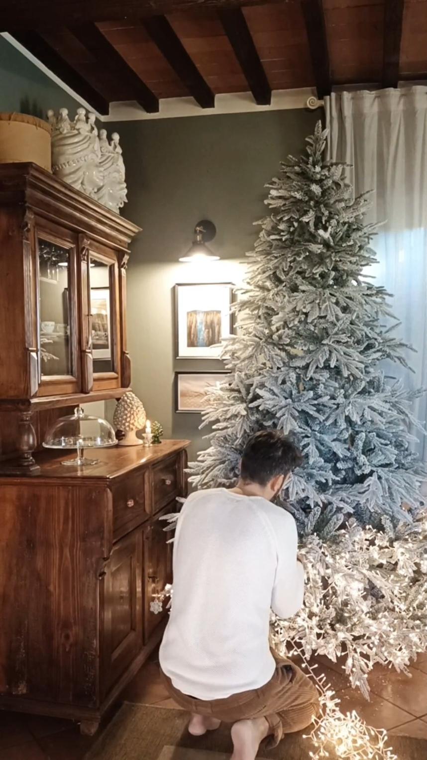 Decorare l'albero di Natale è sempre una gioia, ma mettere le luci è davvero lungo e noioso. Quest'anno mi sono complicato la vita e ho deciso di esagerare, ma il risultato finale è davvero magico! Ho intreccio il filo delle lucine ad ogni singolo ramo e già così, senza decorazioni lo trovo bellissimo, sembra uscito da un film di Natale! Che dite? #natale #alberodinatale #natale2024 #christmas #christmastrees 