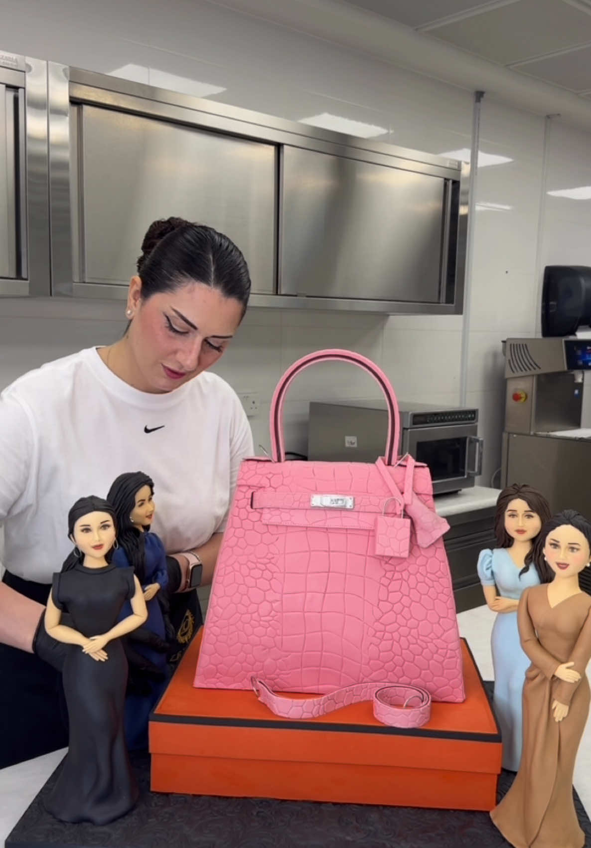 شنطة Hermes بلون بليق بكل سيدة ♥️ كيكة تكفي ٧٠ شخص  #tiktokcookbook #cake 
