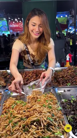 Pretty Young Lady Sells Fried Insects with A Bright Smile. | เดชาแมลงทอด #foodvendor #streetfood #thaigirl #thailadies #thaiwomen #thaistreetvendor #แม่ค้าในประเทศไทย #งานเจดีย์ปากน้ํา 