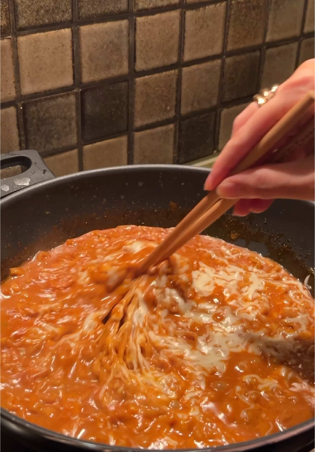 Chef Anh’s Whole Roasted Garlic Ramen Hack is All Over the Internet, and I Tried It with Buldak Carbonara, It’s Delicious! Cut off the top of two garlic heads, drizzle with olive oil, wrap in foil, and roast in the oven at 400°F (200°C) for 30-40 minutes until golden and soft. Squeeze out the roasted garlic and mash it. Drop the remaining roasted garlic skins into boiling water and cook the ramen as per the packet instructions. Remove the garlic skins, then add the Buldak sauce, cheese powder, a bit of gochujang, soy sauce, and heavy cream. Add the mashed roasted garlic to the ramen, top with cheese, let it melt, and enjoy! ♥️ . . . . . . . . . . . . #ramen #instantramen #ramenpink #pinkramen #buldak #buldakramen #tteokbokki #rabbokicooking #latenightramen #latenightcravings #samyangramen #asmrfood #gochujangsauce 