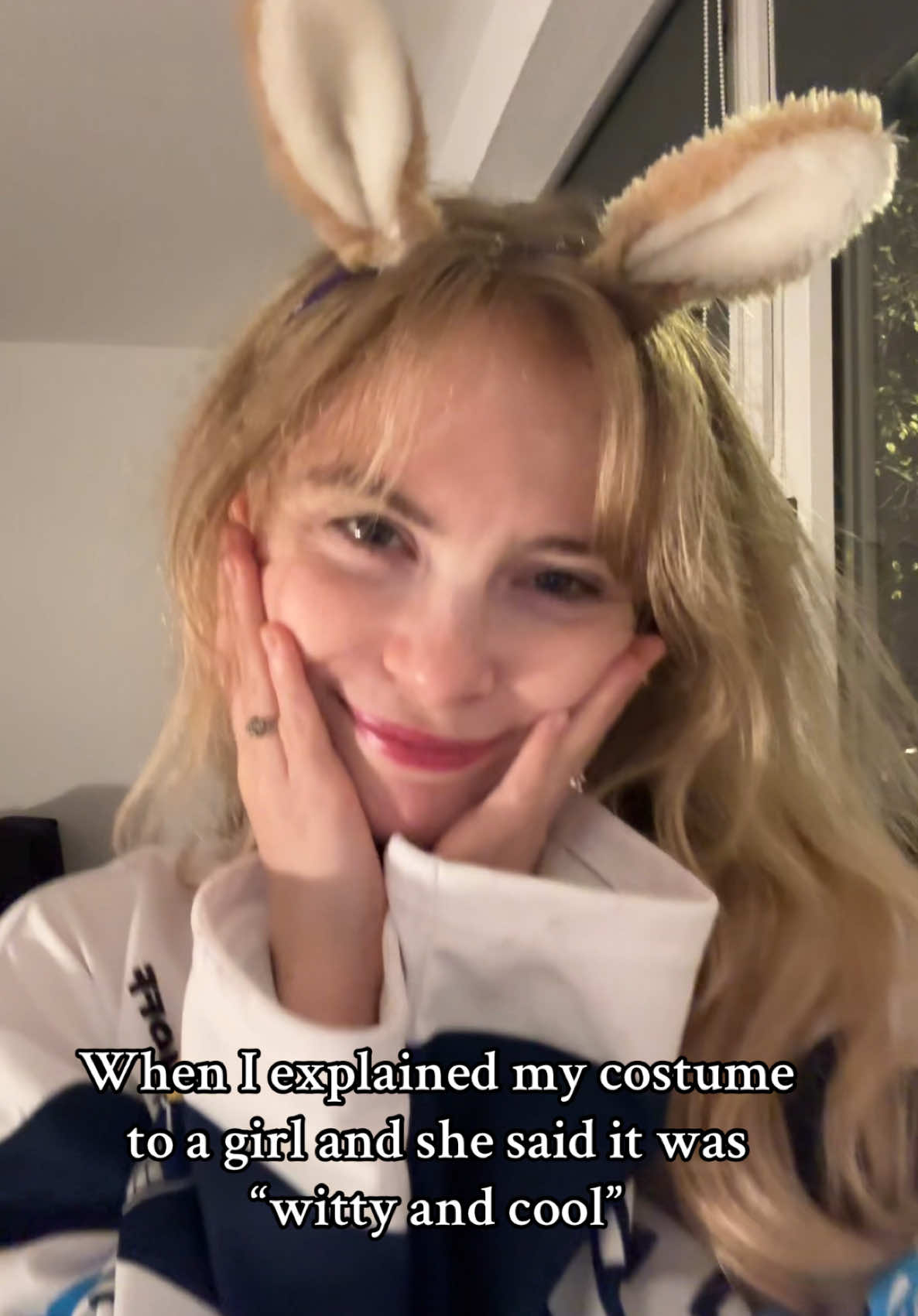 Girls’ compliments be hitting different #halloweencostume #icehockey #eishockey #hockeytok #del #puckbunny #womeninsports #sportslover #hockeyfan #girlhood 