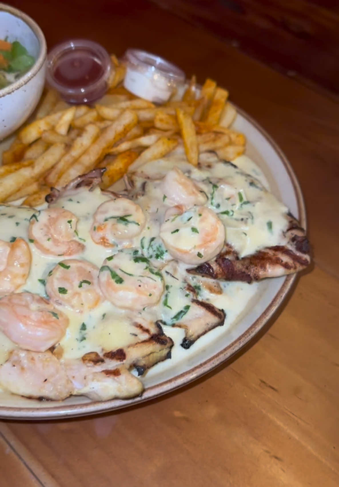 Comida viral en medellin 😱 nos fuimos para el barrio manila a probar las delicias de LA LLAMITA 🤤🔥#comida #comidaviral #medellin #quecomeren #barriomanila #comidatiktok 