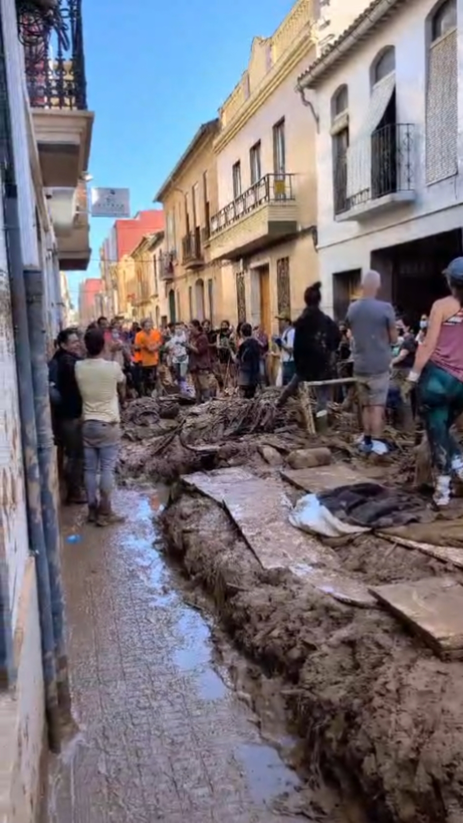 #riada #Valencia #España  #provinciavalencia  #valenciasur #cantar #imnodevalencia #riberaalta #agua #fango #lodo #ríomagro #barranco #rioturia #rioturiavalencia #Dana #gotafria #inundacion #desbordamiento #ayuda #sos #soydevalencia #soyvalenciana #🥘⚘️🏡🌕✨️ #📡⚡️🌊⛈️🌪💧💔 #clima #lluvia 