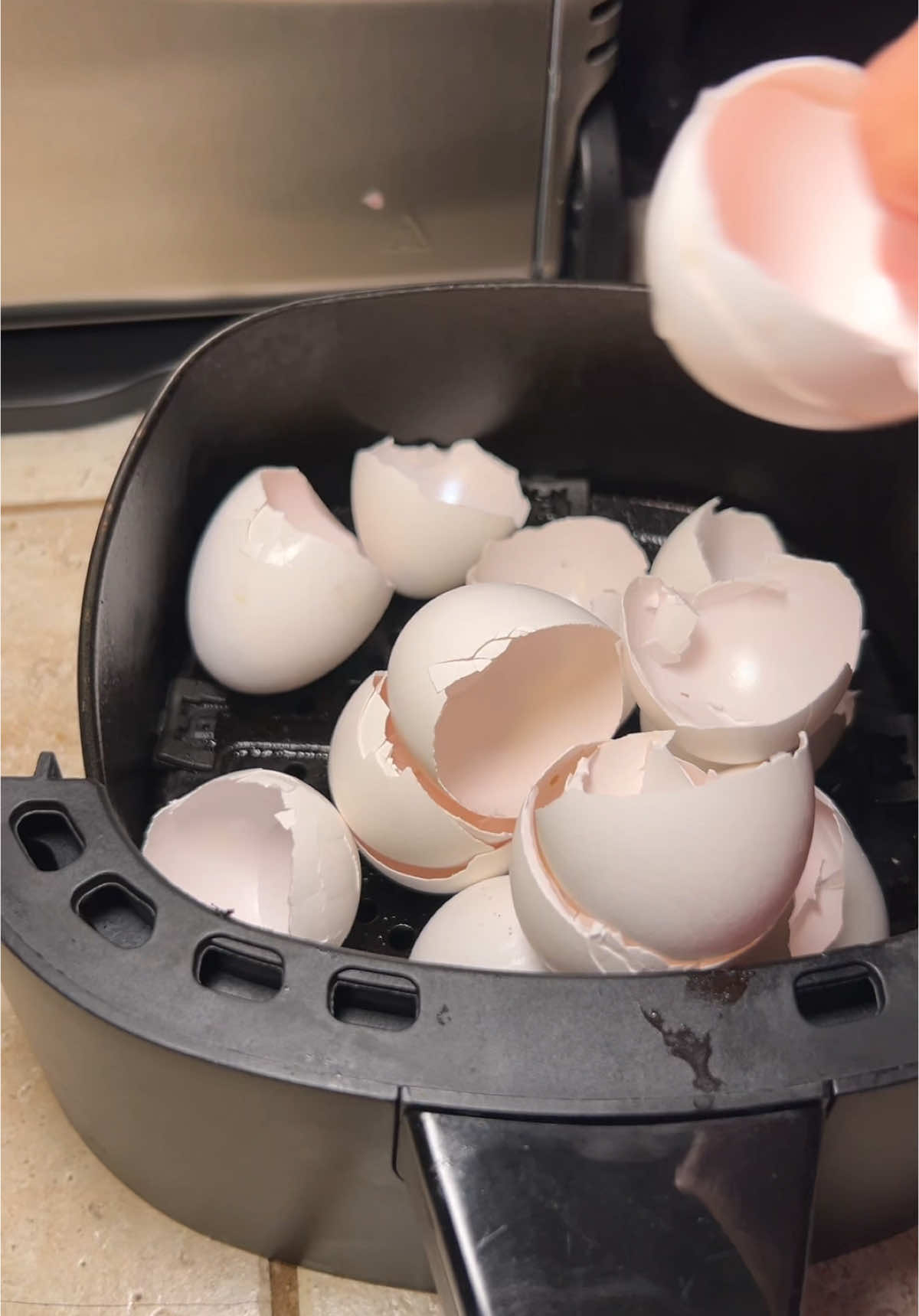 Grandmas advice! Dont throw away eggs shells. #eggshells #gradma #momhack #lofehacks #savemoney #tipsandtricks #viralhacks #momlife 