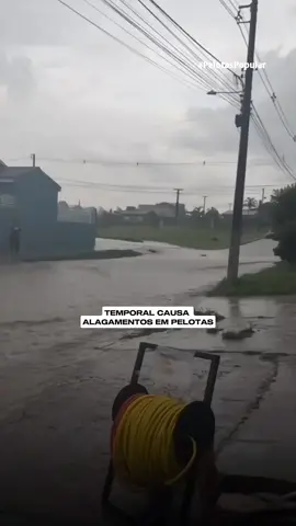 A chuva forte que caiu no final da tarde deste sábado (2) causou alagamentos em Pelotas.  #pelotasrs #pelotas #alagamento #enchente 