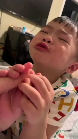 Teaching toddler count 1 to 10… don’t give up 🥰 #toddlersoftiktok #beyeu #babyboy #toddlercounting #toddlerlearning #cryingchild 