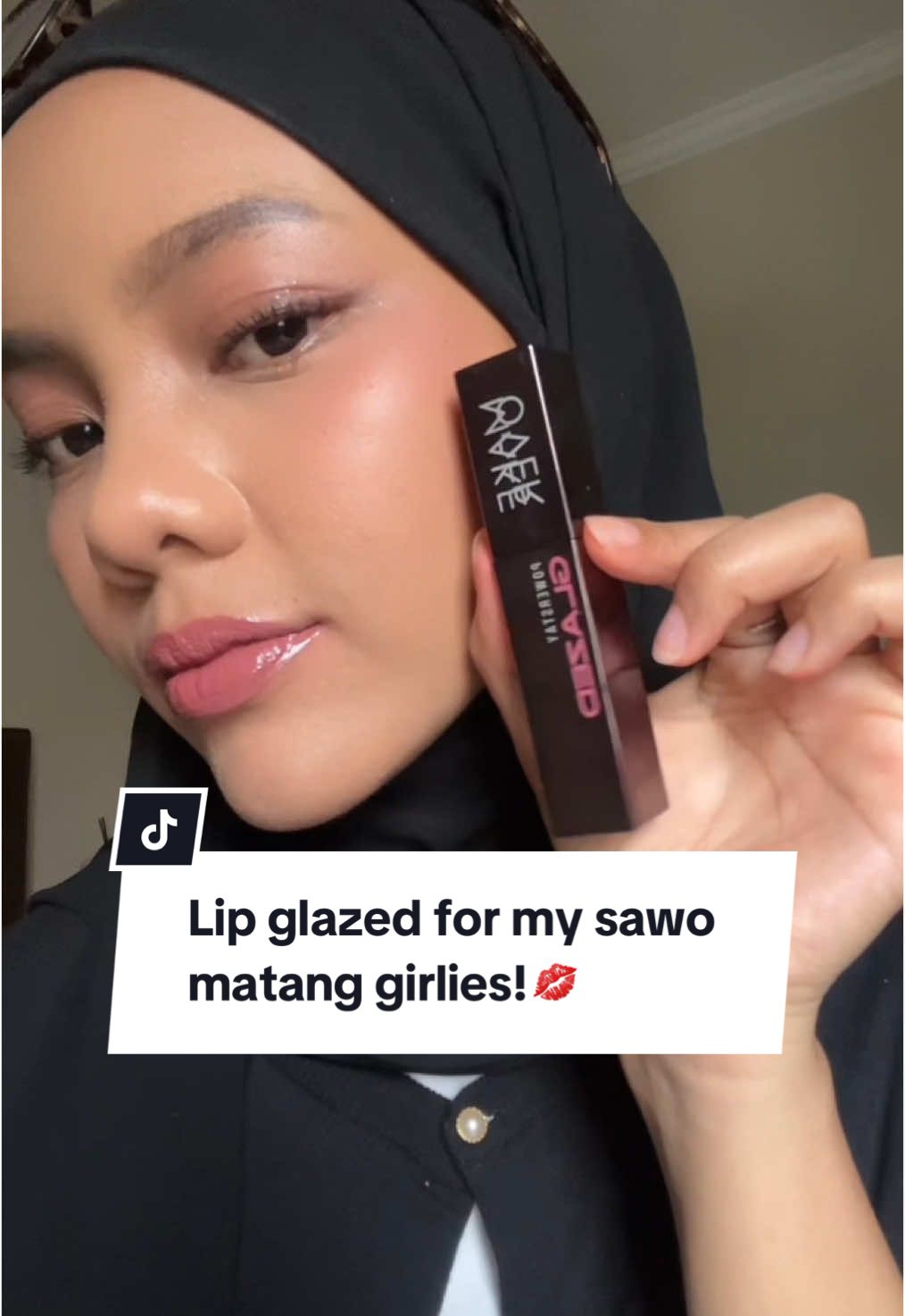 Lip glazed for my sawo matang girlies!💋✨ Proving that every shade is made to shine. We’re pretty, and we know it!😘 #lipglazed #makeoverid #tanskin  