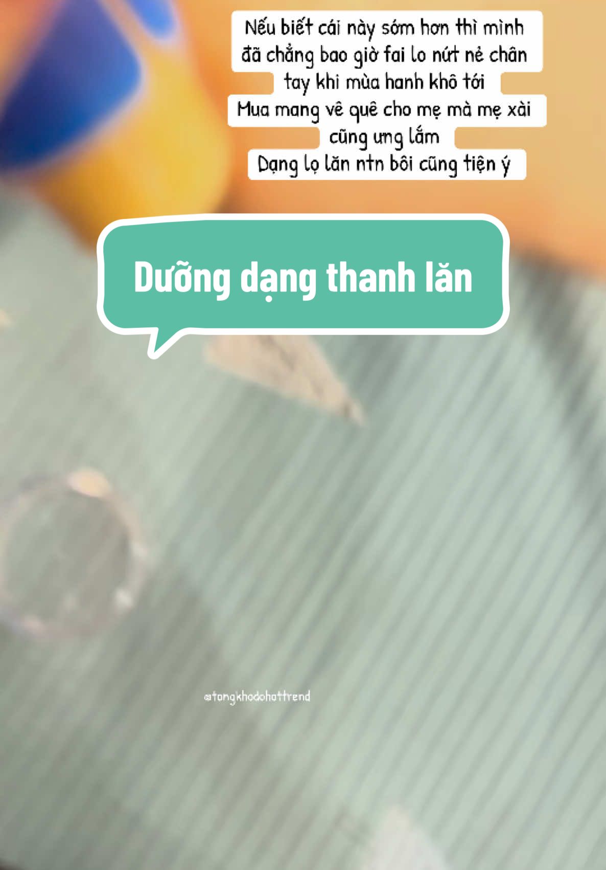 Trả lời @Xuân Nguyễn dạng lăn ntn cũng dễ dùng lắm nè biết sớm thì đã không bị nẻ da rôi #tongkhodohottrend #kemduongam #kemduongdataychan #kemduonggotchan #monquatangme