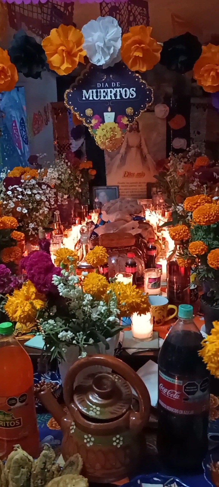 Amor, dedicación, tradición y sabor para aquellos que no están aquí, Pero que mi abuelita los recuerda y espera cada año ❤️‍🩹 #ofrendas #fy #paratiiiiiiiiiiiiiiiiiiiiiiiiiiiiiii #mexico🇲🇽 #mexico #ofrenda #2denoviembre #diademuertos #fypシ゚ #mexicomagico 