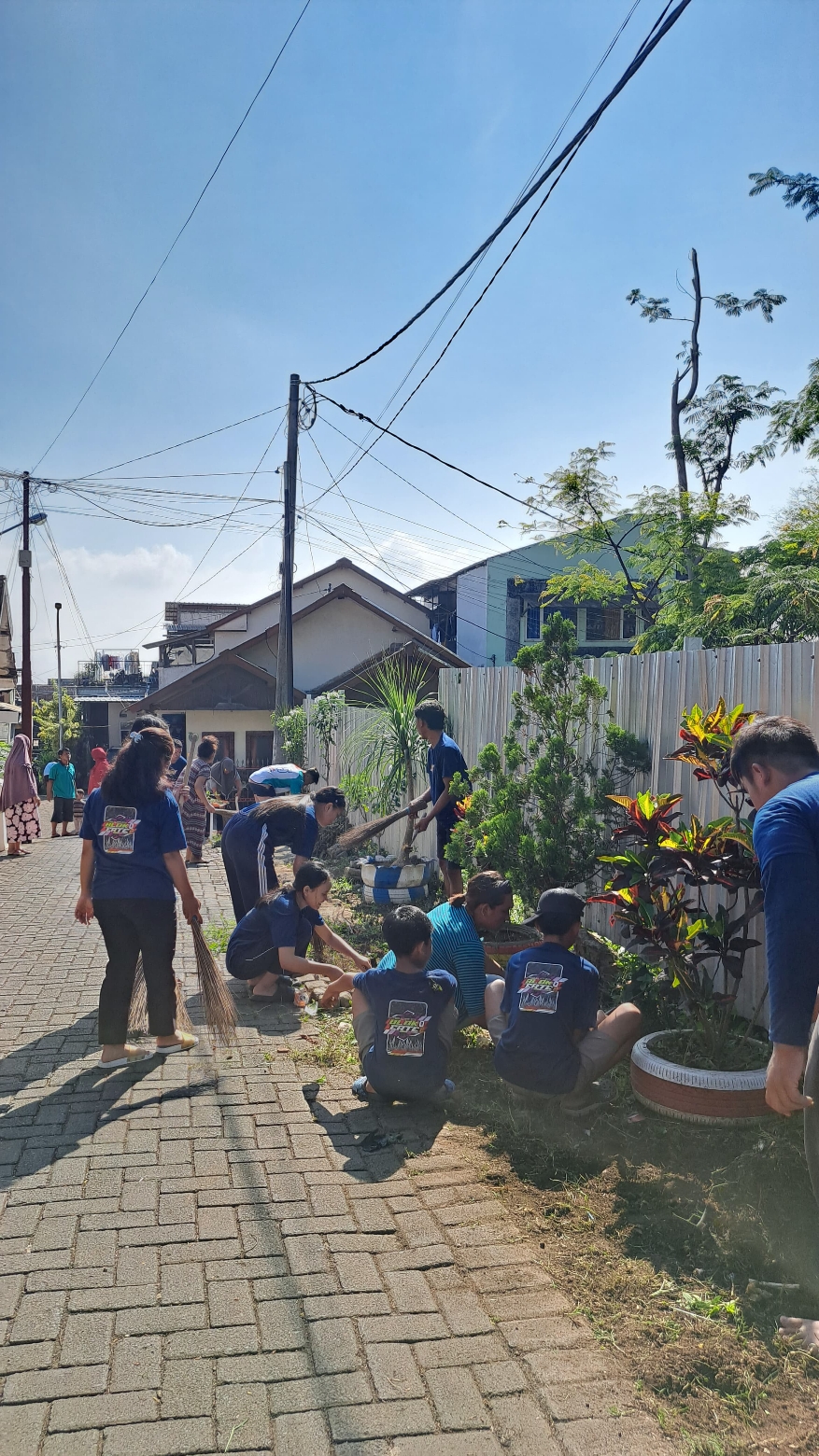 Resik Resik Kampung Kegiatan sederhana yang berdampak besar bagi lingkungan 🙌🏻 #fyp #kerja #kerjabakti #rt02  #pemuda #mudamudi #antigedor #antigedor🔥 #xzybca #yxzcba #minggu #minggupagi 