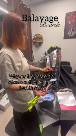 You would cut steak 🥩 with a butter 🧈 knife! So why would you try to create blends and saturation without the support of a board? -using a board allows you to take your color brush against the hair to help blend. Even if you have teasylights in…this is what I call blends insurance  -you get WAY more saturation because you can press your lightener into the foil -I prefer @colorcanvassystems because I do t have to pick up and put down my board each time! I have my color tray and all of my accessories right there cutting down time and allowing a seemless application  . . #hairstylist #haireducation #balayage #balayagehighlights #balayageartists #blonde #blondehair #blondehighlights #coloradohairstylist 