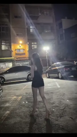 Nếu một ngày người đi bên anh không phải là em nữa thì nhớ mặc áo ấm, còn con kia bảo nó mặc áo giáp vào 🤭.                                             #nguoivietnamtaidailoan #taiwan #dhs #xh 