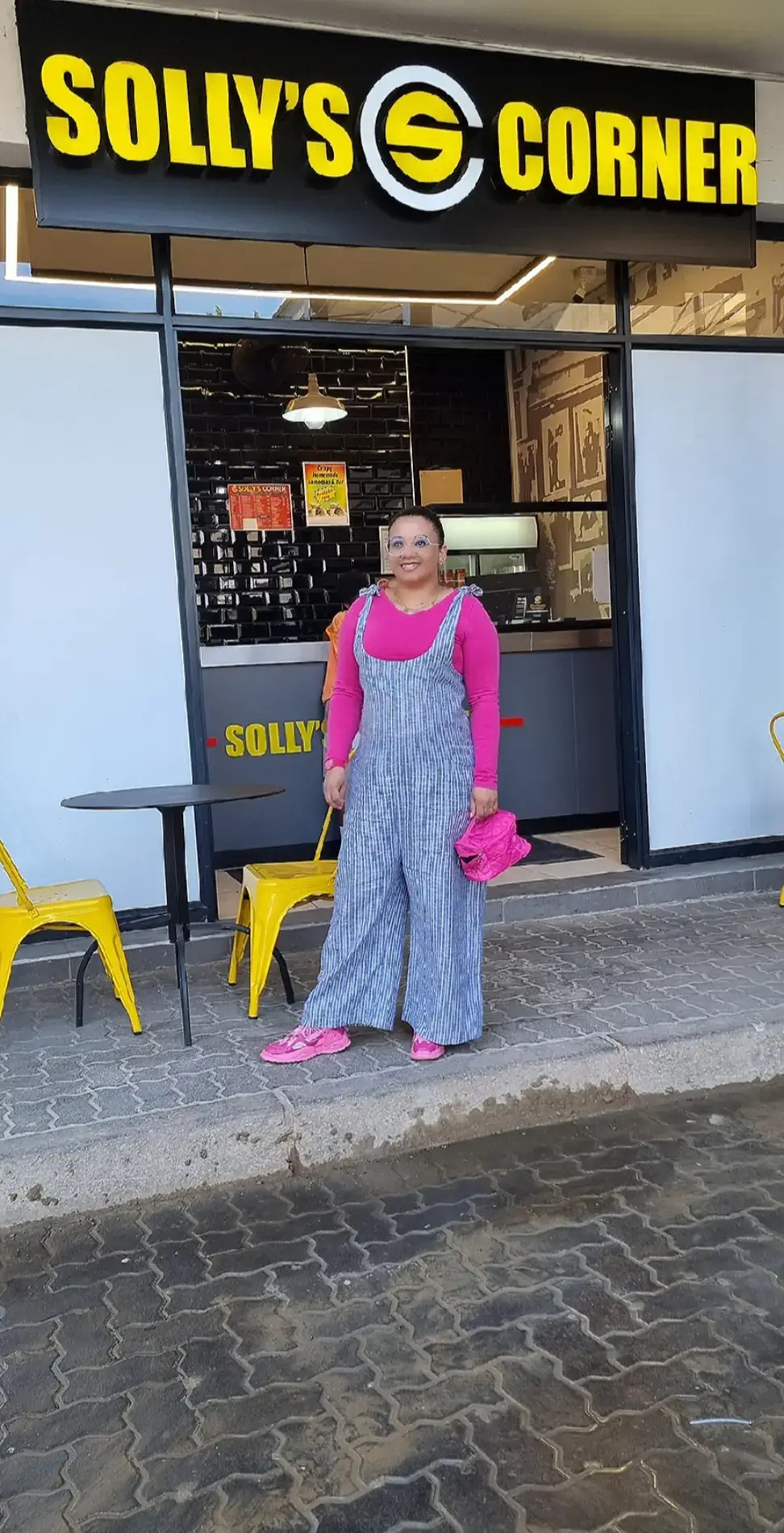 Pulled up at @sollyscorner Norwood for a quick bite. Tried a kabab roasted sandchich for the first time.  95 Iris Rd, Norwood, Johannesburg #sollyscornerXnixi #sollyscorner #nixieats #capetowngirlinjohannesburg #capetoniangirl #jozigurl #nothingbutlekkervibes  #myvibemydecision #nixidee #phatgalfashion #youredopeacceptit #ilooklekker #imjustlekker #thevixen🦊 #naughtynixi😈 #sassynixi 