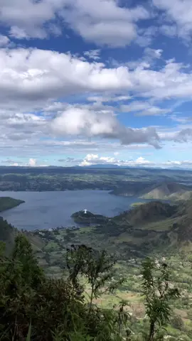 Samosir emang secandu itu🍃 . . 🎥 @abdi.llah4015 #wondersumut #exploresumut #wisatasamosir #pesonadanautoba #pesonaindonesia #laketoba 