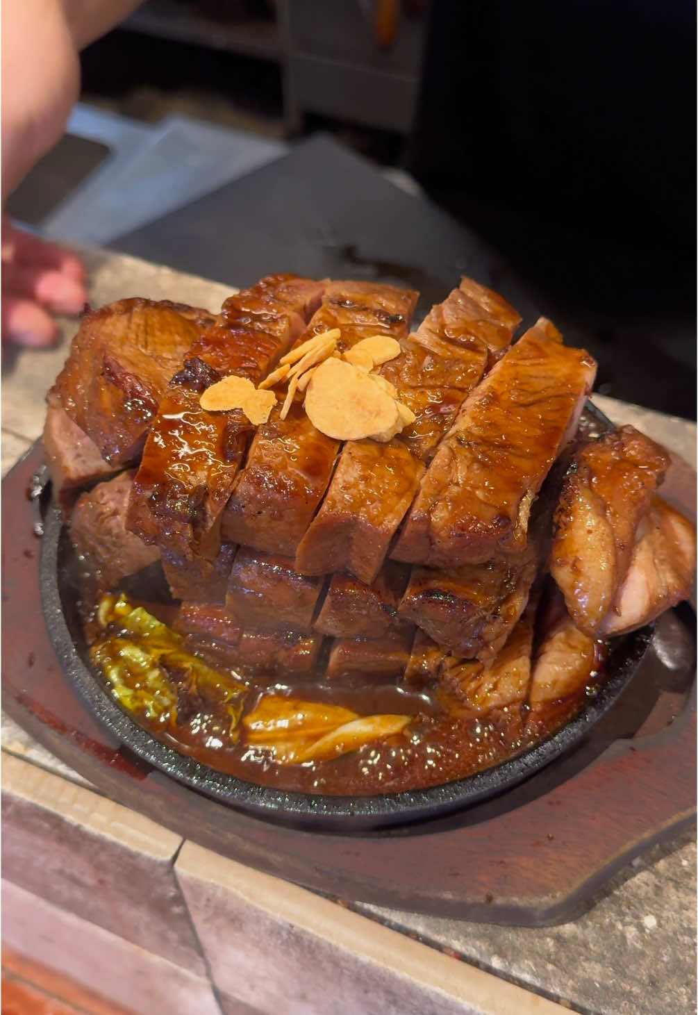 行列のできる肉屋の極厚トリプルトンテキ定食🍖 【肉屋 堀もと】 ◎トンテキダブル 2,450円 食いしん坊が止まらない魅惑のトンテキ定食が食べられるお店！ ギラギラと輝く黒いソースをまとった３段重ねの極厚トンテキにニンニクチップをのせた背徳グルメ！ こんなに分厚いのにお肉がめちゃくちゃジューシーで柔らかい！ パサつきは一切感じなくてめちゃくちゃ美味しい🤤 ウマい肉を豪快に喰らいたいハラペコの民は絶対に行ってみて！ #東京グルメ #東京ランチ #japanesefood #tiktokfood 