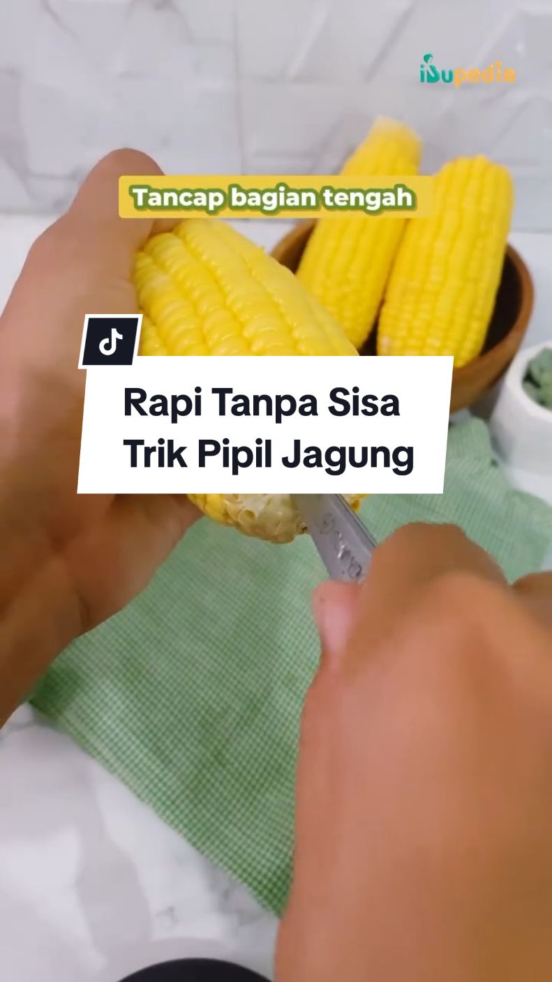 Siapa yang pas pipil jagung masih suka nyisain sisa di bonggolnya?🤔 Sayang banget kan buu kalau jagung yang nempel di bonggolnya banyak sisa, padahal masih bisa terpakai. Ibumin punya trink nih buat pipil jagung sampai bersih maksimal! Bisa bikin waktu di dapur lebih efisien dan bikin nggak banyak cucian juga. Buibu bisa cek di video ini yaa 🤓 Ada yang udah pernah nyoba trik ini juga nggak ?😊 #Ibupedia #Ibupedia_tips 