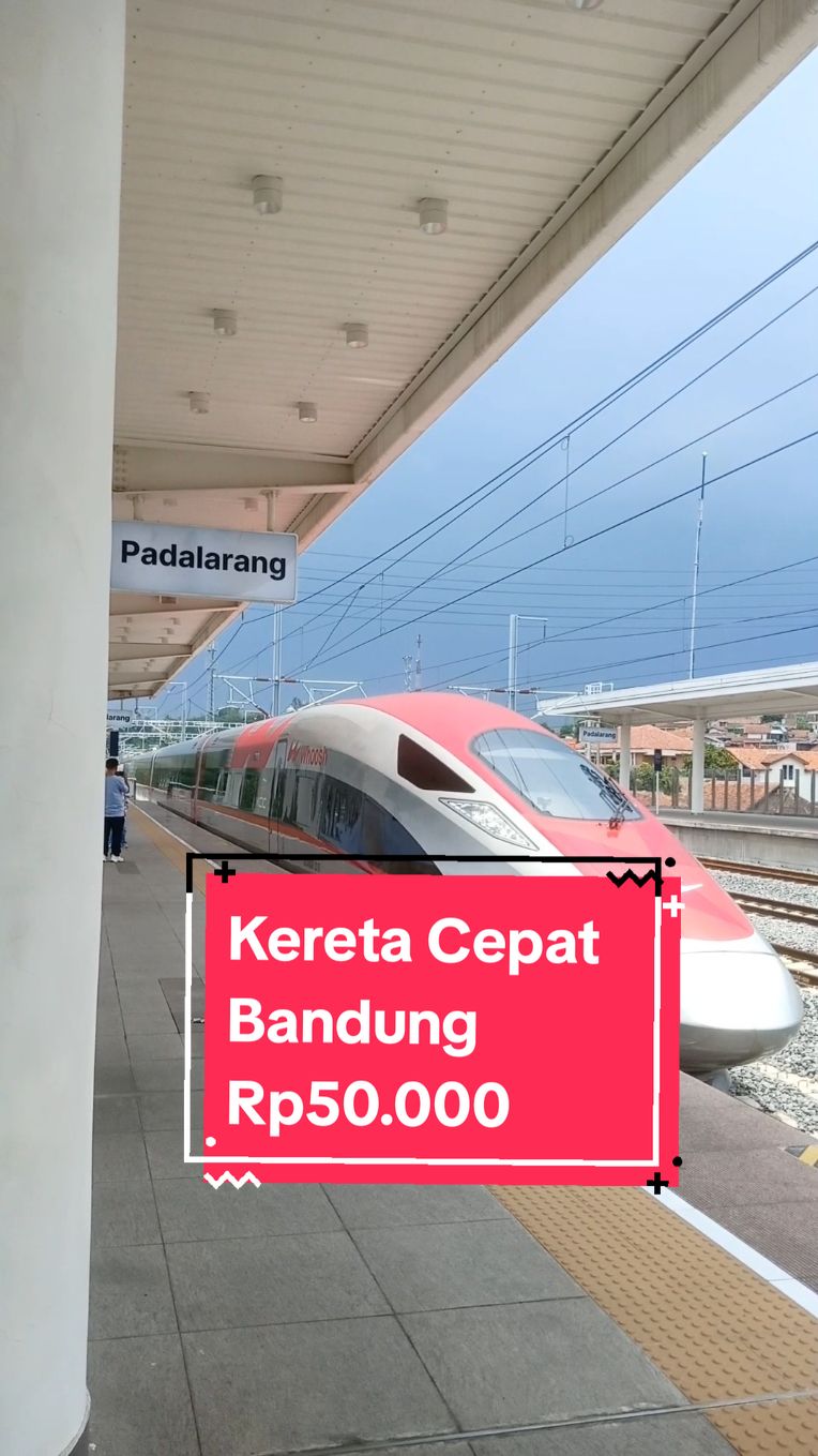 [Bandung, Jawa Barat] Naik Whoosh Cuman 50 Ribu Mulai 1 November 2024, telah dibuka perjalanan jarak dekat Whoosh dari Stasiun Padalarang ke Stasiun Tegalluar. Dengan harga Rp50.000 tentunya worth it, untuk orang yang sekedar pengen tau sensasi naik kereta cepat pertama di Asia Tenggara ini. Beberapa tips: 1. Bagi yang ingin lanjut ke pusat Kota Bandung, lebih baik turun di Padalarang. Di Padalarang ada kereta feeder, sedangkan di Tegalluar tidak ada. 2. Tiket jangan sampai hilang, karena kita perlu tap out tiket saat tiba di stasiun tujuan. #bahasalampung #lampung #lampungtiktok #lampungpride #lampungbandung 