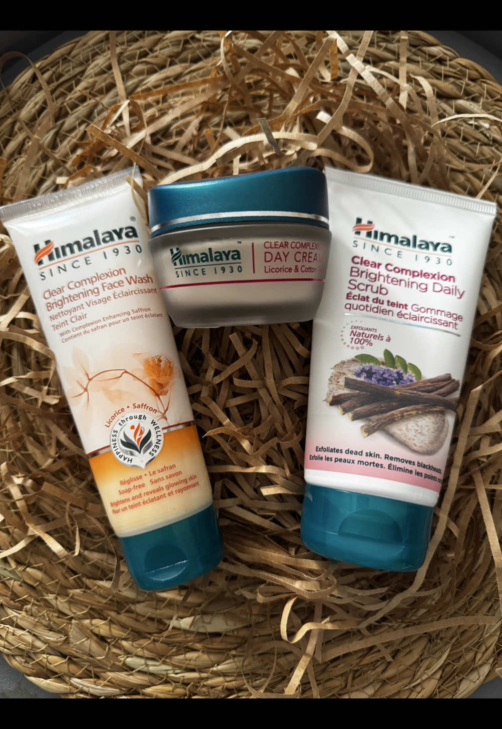 I’ve been using the Himalaya Clear Complexion range, and I’m loving how it fits into my skincare routine. My skin definitely looks and feels brighter and to top it all off it’s more even-toned every day!🧡 Here’s my simple three step night skincare routine with @himalaya 🤍🛁 Step 1: Cleansing The surface of the skin is continuously exposed to external factors that can alter its appearance and cause imperfections, dull tone, irregular texture or premature aging. Step 2: Exfoliation Eliminate impurities and dead cells by carrying out an effective exfoliation. Step 3: Moisturising cream Apply the moisturising cream Don’t forget to use to head over to the @himalaya.wellness website for a 25% discount to try it for yourself and glow with me! ✨ #naturalglowwithhimalaya #southafrica #gifted #influencer #reelsinstagram #reels #explore #fyp 