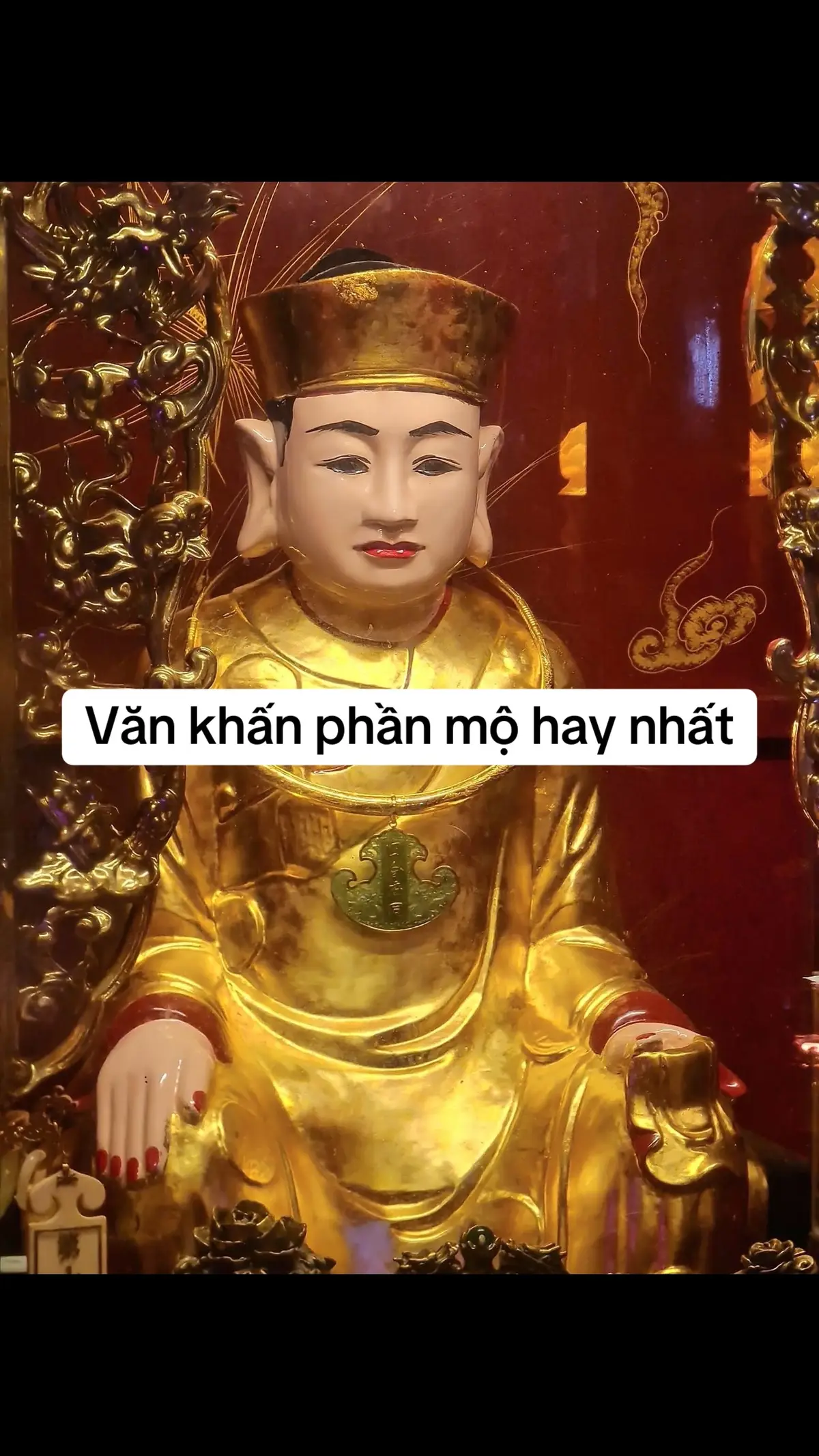 Văn khấn phần mộ hay nhất Nam mô a di đà Phật! Nam mô a di đà Phật! Nam mô a di đà Phật! - Con lạy chín phương Trời, mười phương Chư Phật, Chư Phật mười phương. - Con kính lạy ngài Địa tạng vương bồ tát. - Con kính lạy ngài Kim Niên Đương cai Thái Tuế Chí đức Tôn thần, Kim niên hành binh, Công tào Phán quan. - Con kính lạy ngày Bản cảnh Thành Hoàng Chư vị Đại Vương quản cai nơi nghĩa trang. - Con kính lạy Ngài Bản xứ Thần linh Thổ địa Tôn thần. - Con kính lạy các ngài Ngũ phương, Ngũ thổ Long Mạch Tôn thần, các ngài Tiền Chu Tước, Hậu Huyền Vũ, Tả Thanh Long, Hữu Bạch Hổ cùng liệt vị Tôn Thần cai quản trong nơi nghiã trang này. - Con kính lạy hương linh cụ:............................................................... Hôm nay là ngày... .......tháng….năm…… Tín chủ (chúng) con là:........................................................................ Ngụ tại:.............................................................................................. Hôm nay tín chủ chúng con nhất một lòng tòng một đạo, nhờ ơn của trời đất, chư vị tôn thần,nhờ công ơn cao dày của tiên tổ thành tâm sắm lễ đăng trà quả thực, thanh bông hoa quả, thắp nén hương thơm kính dâng trước án. Chúng con kính mời : ngài bản cảnh Thành Hoàng chư vị đại vương, ngài bản xứ thần linh thổ địa, con xin thỉnh mời các tôn thần cai quản trong khu vực này. Chúng con kính mời : hương linh cụ……. Chúng con lại kính mời : Bà tổ cô, ông mãnh, gia tiên tiền tổ nội tộc họ…. cúi xin thương xót con cháu giáng lâm giáng án chứng giám lòng thành thụ hưởng lễ vật phù hộ cho gia đình chúng con luôn mạnh khỏe, toàn gia an lạc, công việc được hanh thông, , cầu tài đắc tài, cầu lộc đắc lộc cầu bình an đắc bình an, mưa thuận gió hòa, tai qua nạn khỏi Chúng con lễ bạc tâm thành trước án kính lễ cúi xin được phù hộ độ trì Nam mô a di đà phật ! Nam mô a di đà phật ! Nam mô a di đà phật ! #phamvanhaihd912 #phamvanhaituhuyenminh #tuhuyenminhphamvanhai #vankhan #sachtuyentapvankhan 