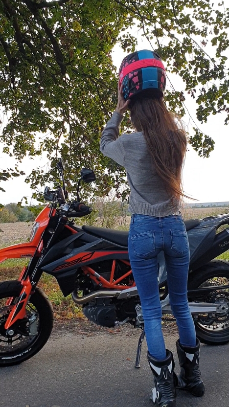 ☺🤫 #bikerlife #fyyyyyyyyyyyyyyyy #fyp #bikergirl #girl #fy #Lifestyle #autumn #life #girlspower #bike @Sabrina 