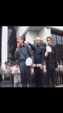 JUSTICE FOR Munir ✊🏽 Munir Said Thalib was an Indonesian activist. Founder of the Kontras human rights organisation and laureate of the 2000 Right Livelihood Award, Munir was assassinated in 2004 while travelling to Utrecht University to pursue a master's degree in international law and human rights.  #socialism #communism #humanrights #indonesia #orba #kawalputusanmk 