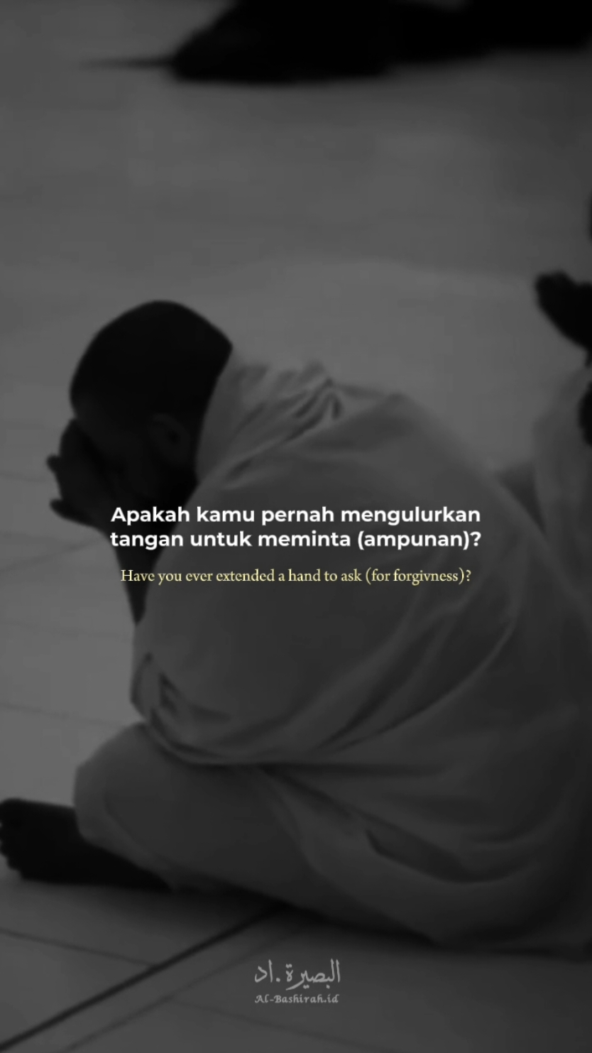 🍂 Janganlah Meremehkan Dosa ✍🏻 Ibnul Mu’taz rahimahullah berkata, خَلِّ الذُّنُــوبَ صَــغِيــرَهَا * وَكَبِيــــــرَهَا ذَاكَ التُّقَى Tinggalkanlah seluruh dosa, yang kecil dan yang besar, itulah takwa! وَاصْنَعْ كَمَاشٍ فَوْقَ أَرْ * ضِ الشَّـوْكِ يَحْــذَرُ مَــــا يــَـرَى Berbuatlah seperti orang yang berjalan di atas tanah yang penuh dengan duri sehingga dia benar-benar berhati-hati dengan penuh perhatian لاَ تَحْقِرِنَّ صَغِيـــــــــرَةً * إِنَّ الْجِبـَــالَ مِنَ الْحَصَــى Janganlah sekali-kali kamu meremehkan sebuah dosa kecil. Sungguh, gunung-gunung itu, tersusun dari bebatuan kecil. 📚 Jami’ul ‘Ulum wal Hikam 1/402 وبالله التوفيق ، وصلى الله على نبينا محمـــد وآلـــه  وصـــحـــبــــه وســلــم  . ______ Save and share: @albashirah.id #dosa #taubat #muhasabah #albashirah #fyp #kajianislam 