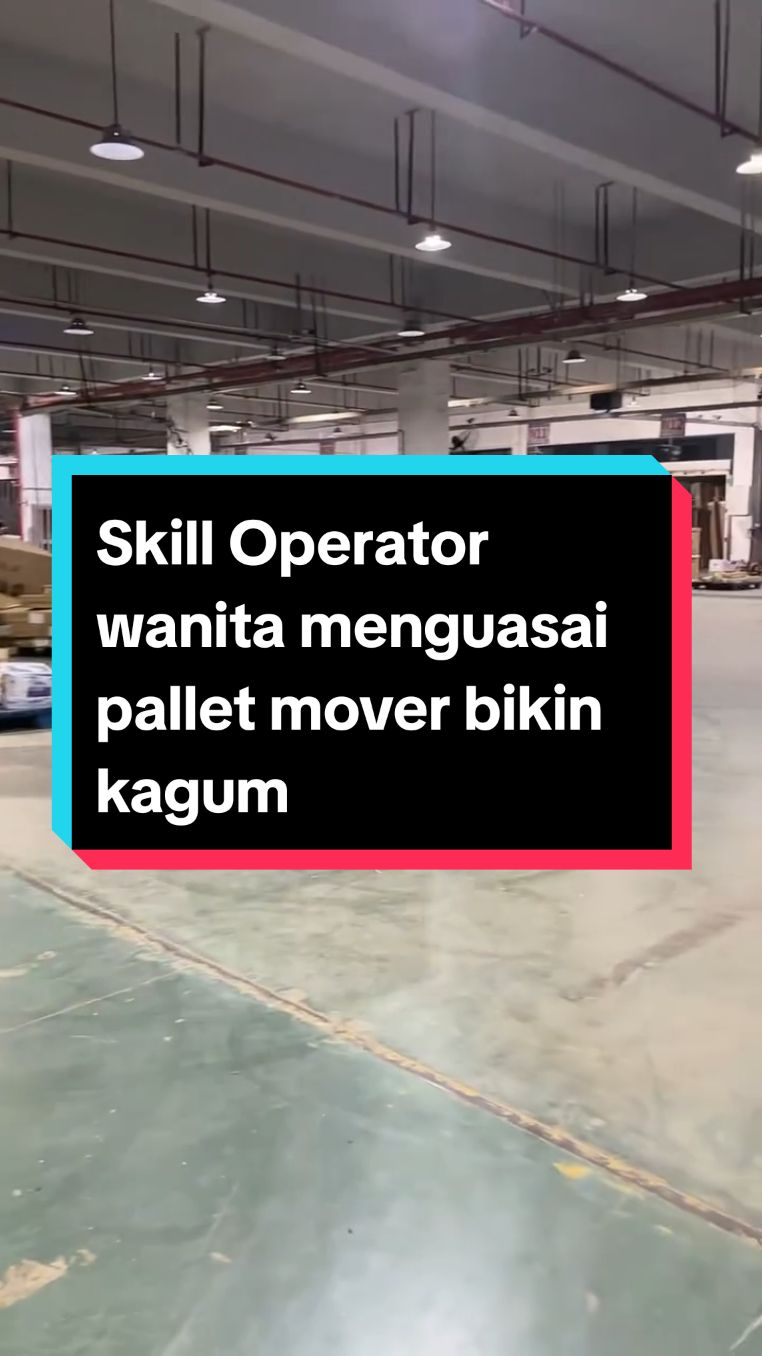 Skill Operator wanita menguasai pallet mover #palletmover #operatorwanita #logistik #fyp